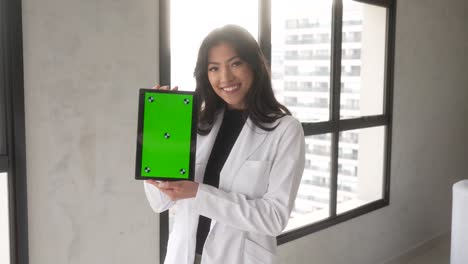 hermosa mujer asiática sosteniendo una tableta sonriendo vertical 2 ventanas lentas