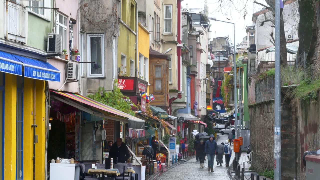 비가 오는 동안 이스탄불의 다채로운 거리