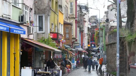 calle colorida en istanbul durante la lluvia