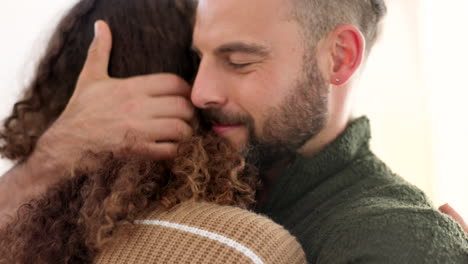 amor, abrazo y pareja feliz abrazándose