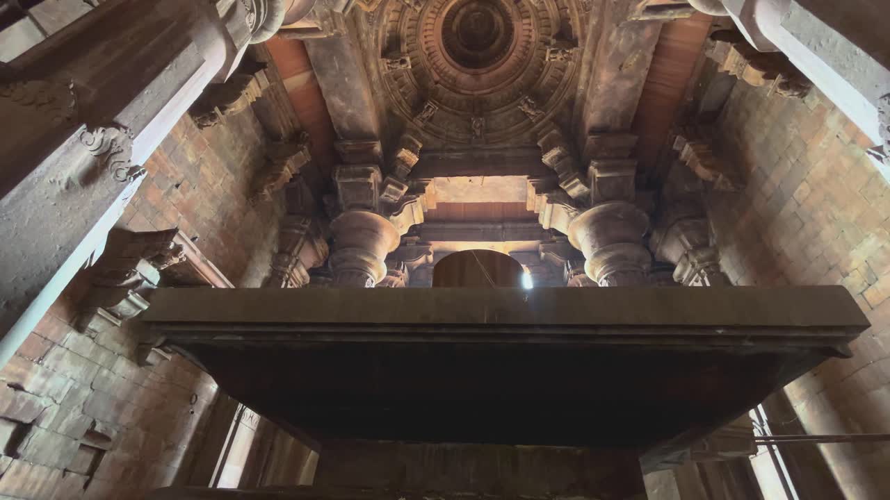tomada panorámica del interior de un antiguo templo hindú en el templo de bhojeshwar en bhopal de madhya pradesh, india