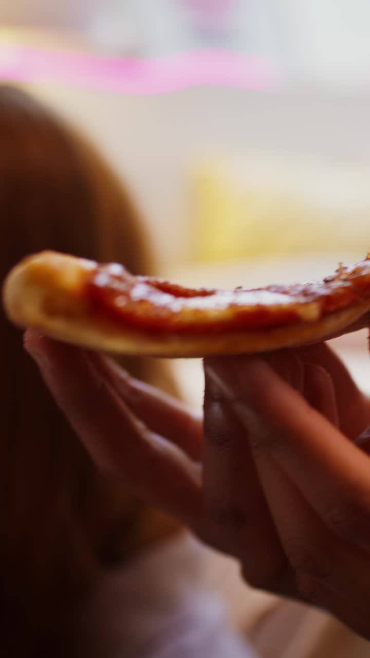gente comiendo pizza