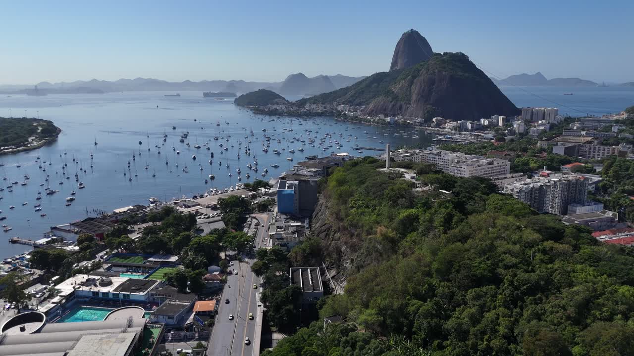 visão aérea de drone rio de janeiro brasil cidade sul-americana estátua de cristo redentor no topo do monte corcovado e para o pão de açúcar montanha copacabana