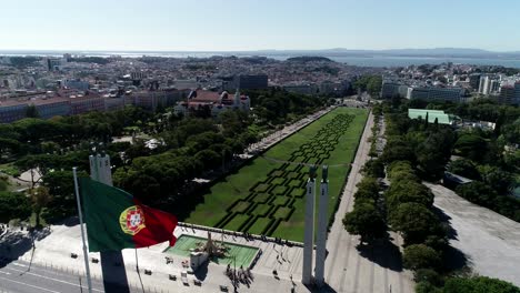 Bandera-Nacional-De-Portugal-Ondeando-En-Lisboa,-Portugal