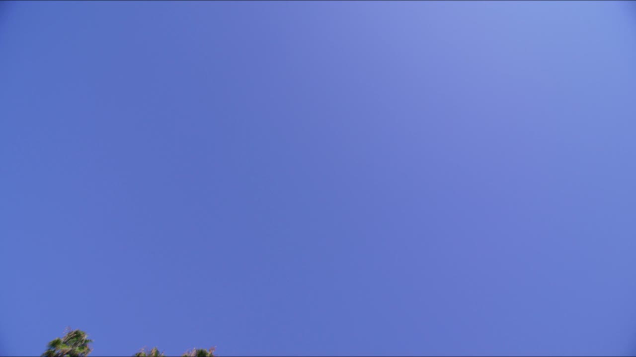 스케이트파크 2에서 점프를 실행하는 bmx 자전거 라이더의 낮은 각도 보기