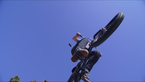 Low-Angle-View-Eines-BMX-Radfahrers,-Der-Einen-Sprung-In-Einem-Skatepark-Ausführt-2