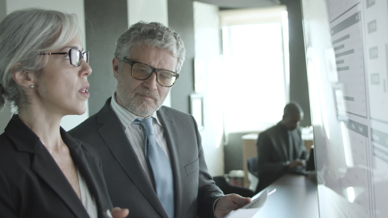 투자자에게 통계 보고서를 설명하는 여성 금융 전문가