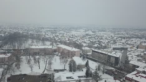 Vista-Aérea-De-Un-Pequeño-Pueblo-Cubierto-De-Nieve