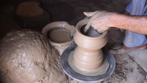 Töpfer-Macht-Tontopf-Auf-Der-Gedrehten-Töpferscheibe,-Handgefertigt,-Handwerk