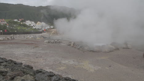 Un-Gran-Géiser,-Fuentes-Termales-Y-Fumarolas-En-El-Pueblo-De-Furnas-Y-Alrededor-Del-Lago-Volcánico