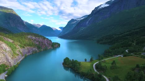 el lago lovatnet es una naturaleza hermosa de noruega.