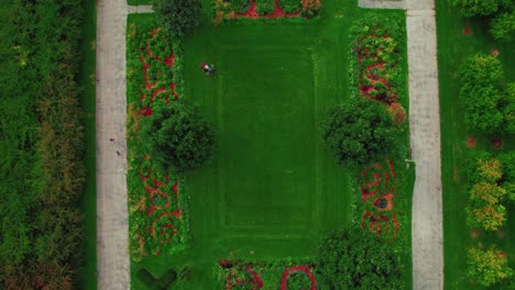 Impresionante-Vista-Aérea-De-Arriba-Hacia-Abajo-De-Un-Trabajador-Cortando-Césped-En-El-Chicago-Grant-Park