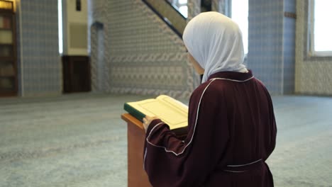 Koran-Am-Rednerpult-Lesen