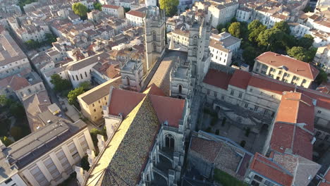 Toma-Aérea-De-Drones-De-La-Catedral-De-Montpellier-Durante-El-Amanecer.