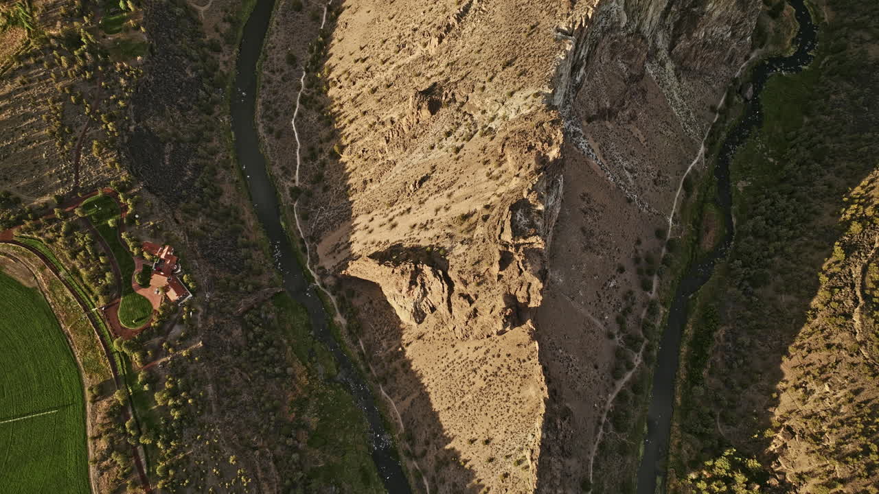 terrebonne oregon aerial v54 vista vertical de arriba hacia abajo, sobrevuelo del parque estatal smith rock capturando el sinuoso río torcido y la formación rocosa única del cañón desde arriba - filmado con mavic 3 cine - agosto 2022