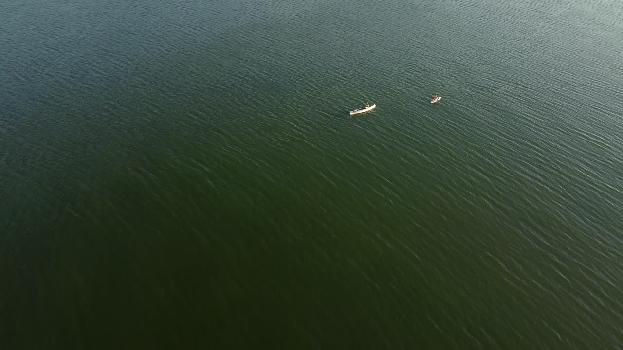 독일 브란덴부르크 에서 카누 로 호수 를 건너고 있는 두 사람