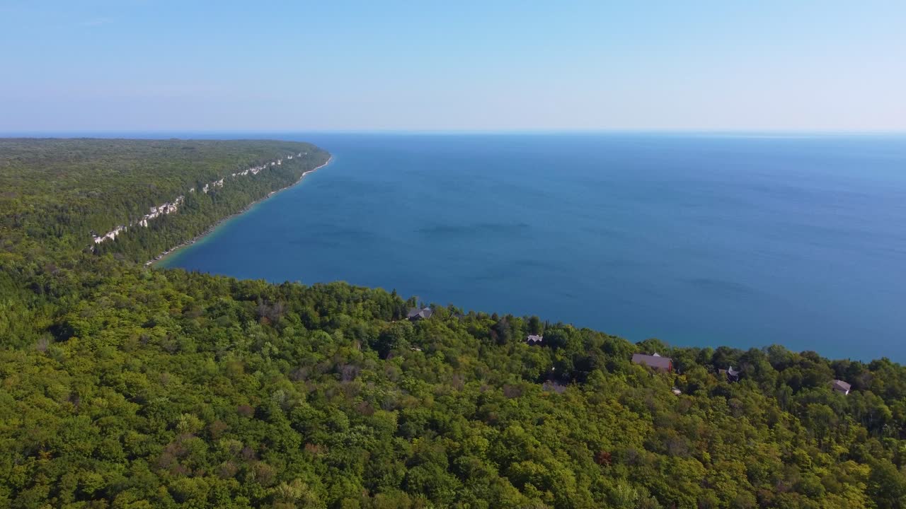 aerial de alojamientos turísticos en el bosque en la bahía georgiana del lago huron