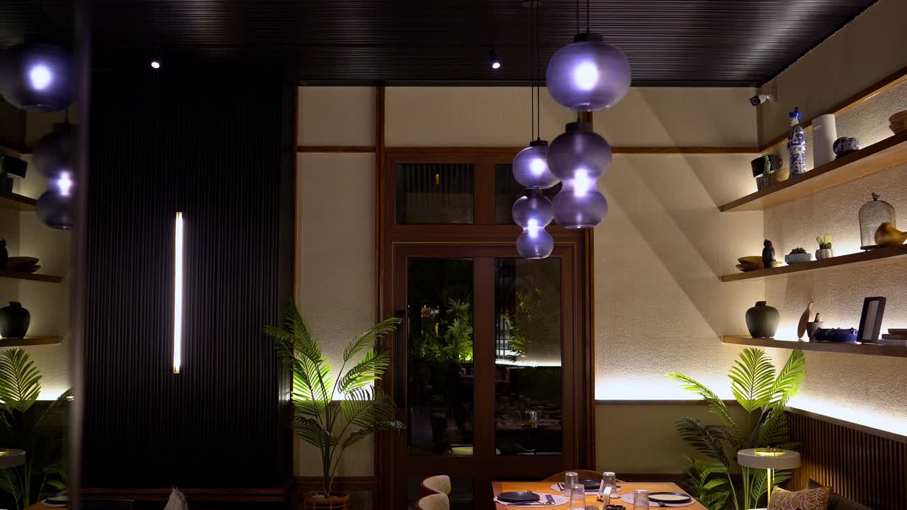 레스토랑의 세련되고 가운 식탁의 앞면, 넓은, 가까운