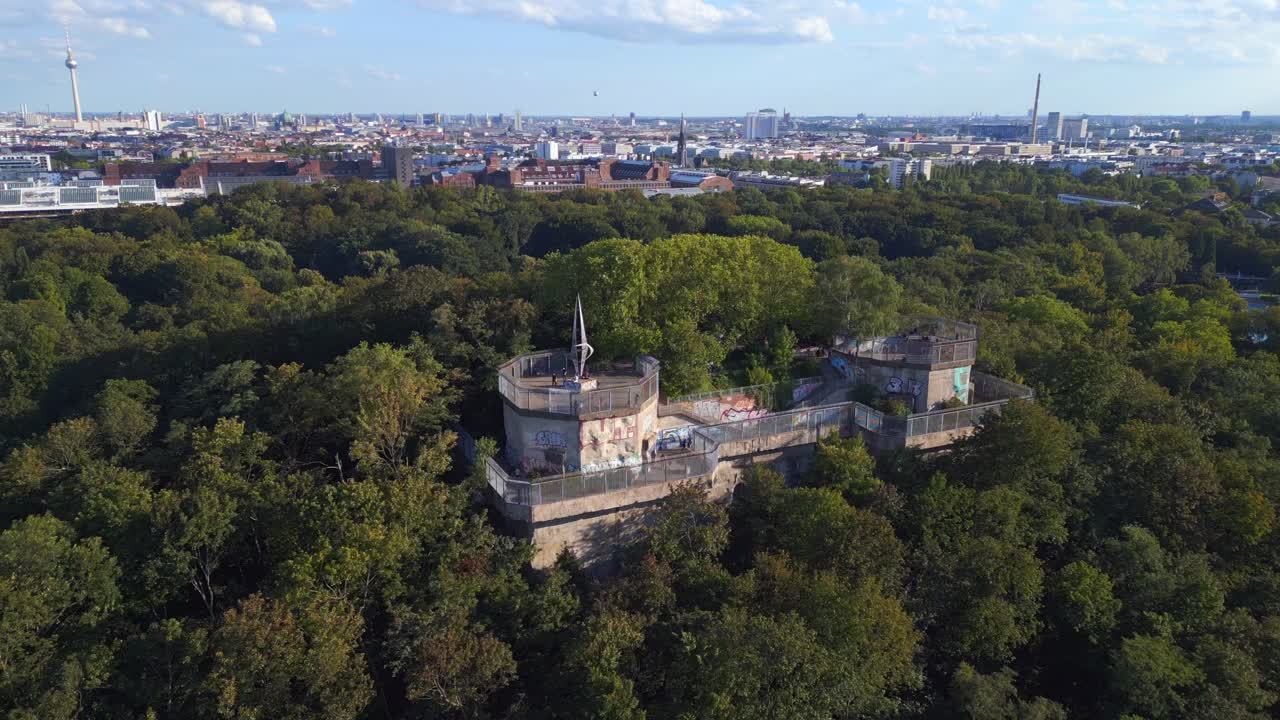perfecta vista aérea de arriba vuelo torre antiaérea humboldthain búnker segunda guerra mundial, berlin mitte verano de 2023