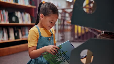 una chica leyendo en una biblioteca.