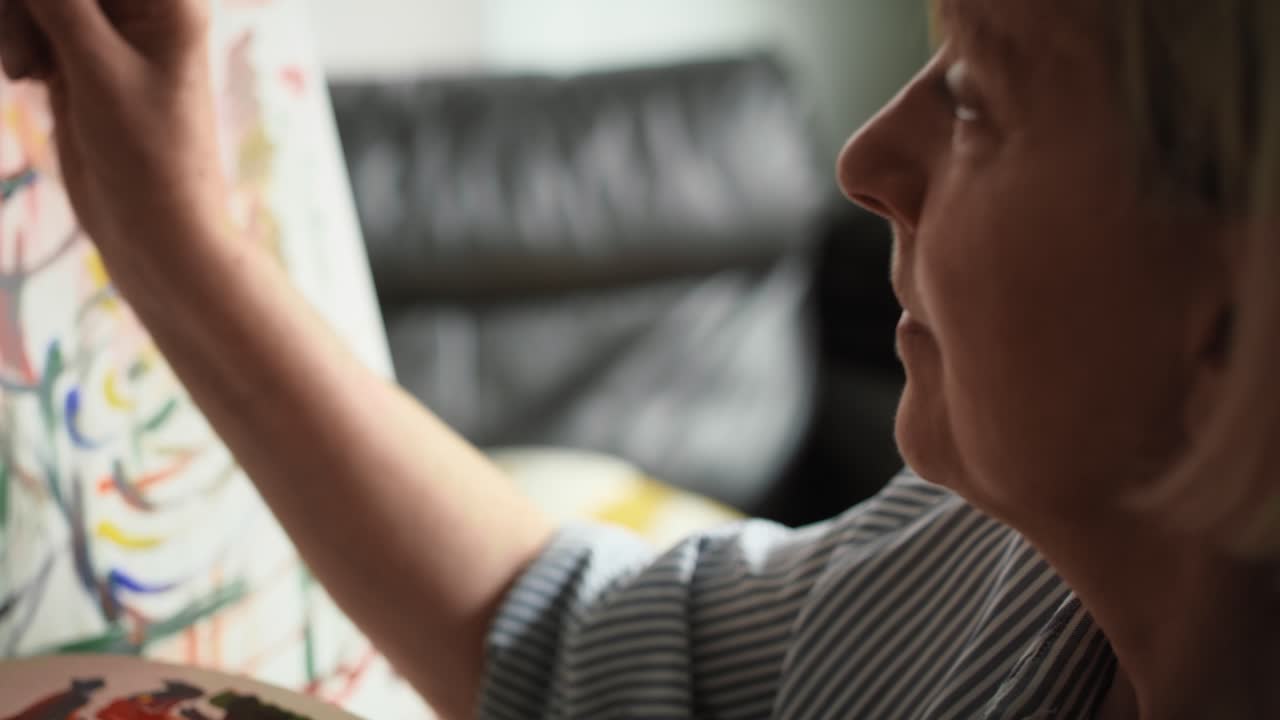 vídeo en primer plano de la pintura del artista en casa