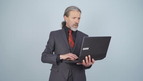 Geschäftsmann-Blickt-Aufgeregt-Auf-Den-Laptop.