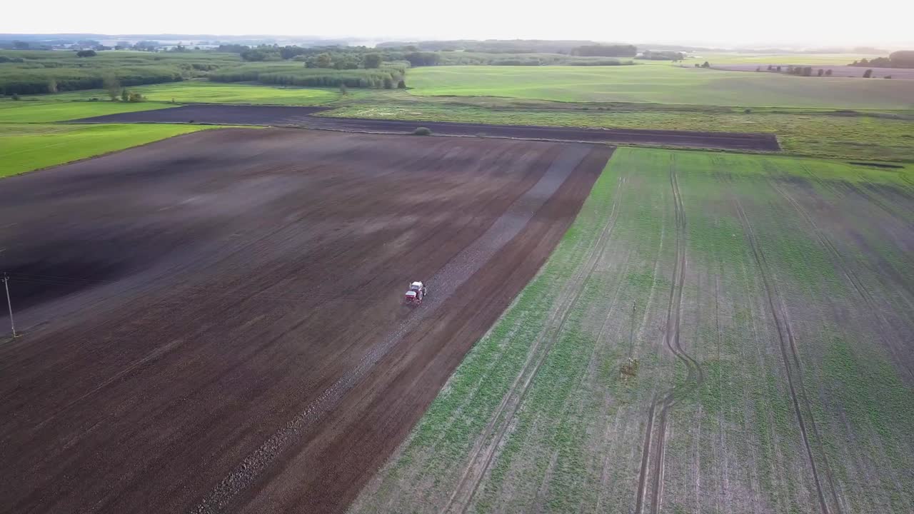 트랙터 쟁기질 공중 촬영