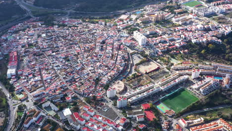 Pequeña-Ciudad-De-San-Roque,-España,-Toma-Aérea-Al-Norte-De-La-Península-De-Gibraltar.