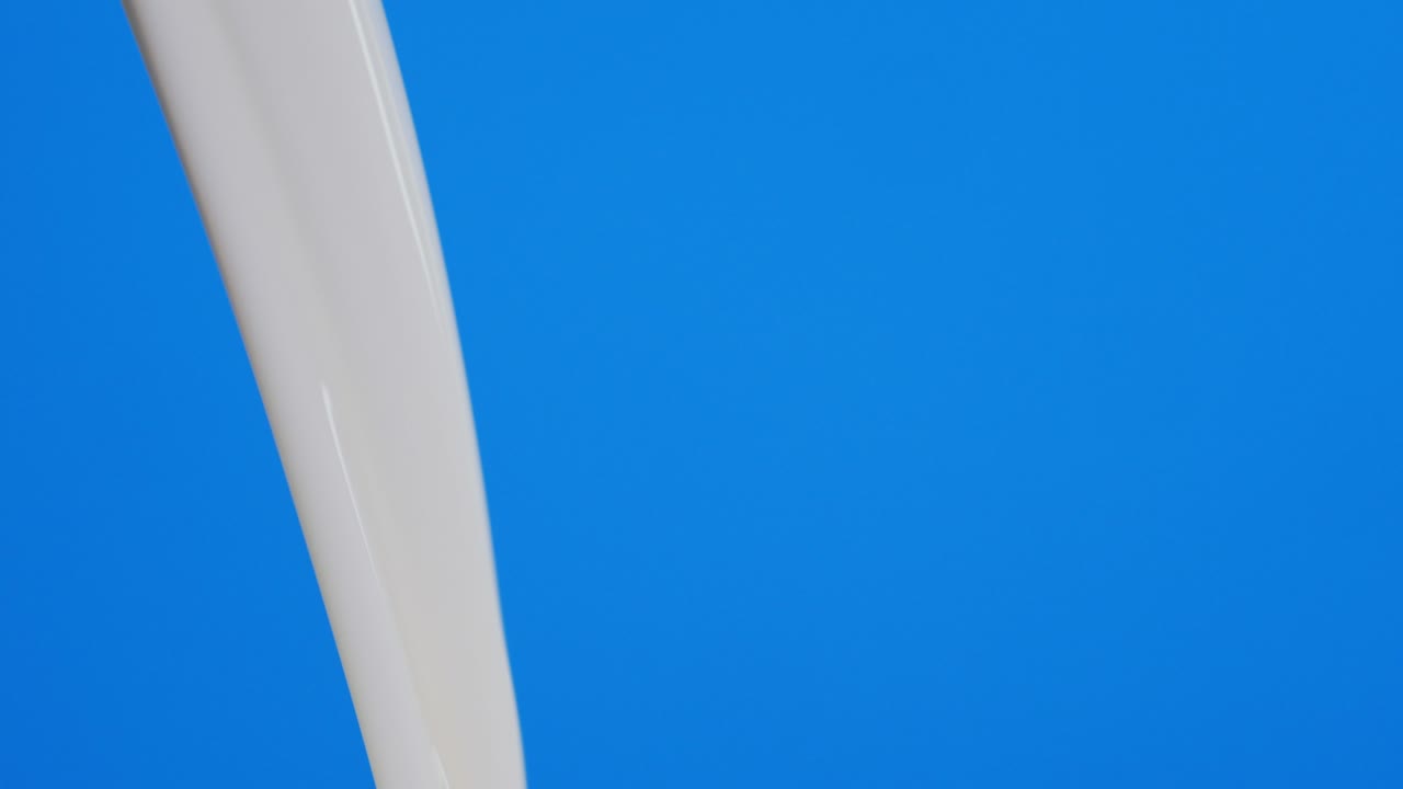 신선한 우유의 제트는 잔에 부어.