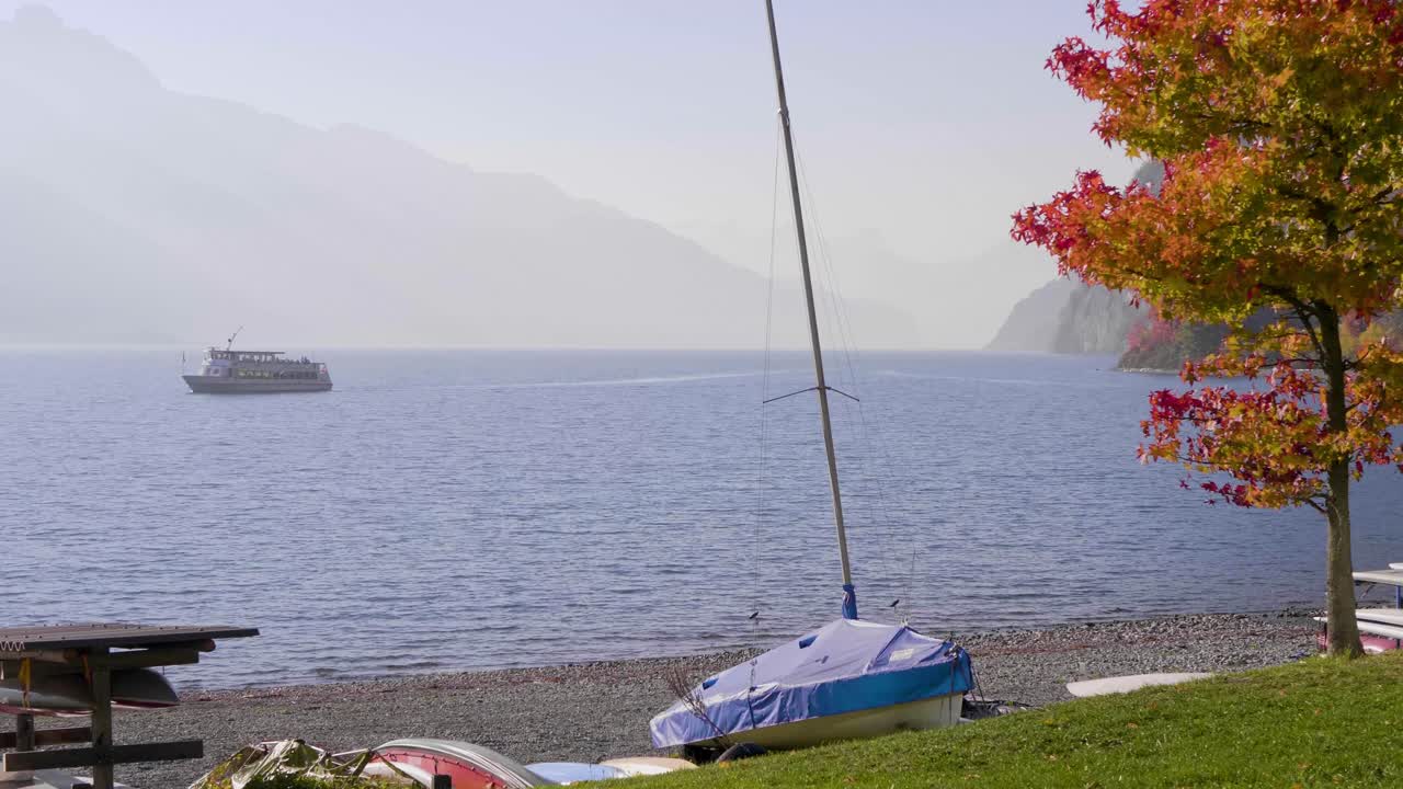 레이트 배가 왈렌의 호수에서 운전하고 있습니다