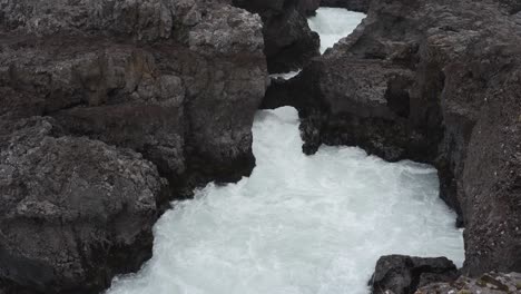 Kippen-Und-Schwenken-Von-Oben-Rechts-Nach-Unten-Links-Des-Erstaunlichen-Wasserfalls-Barnafoss-In-Island-1