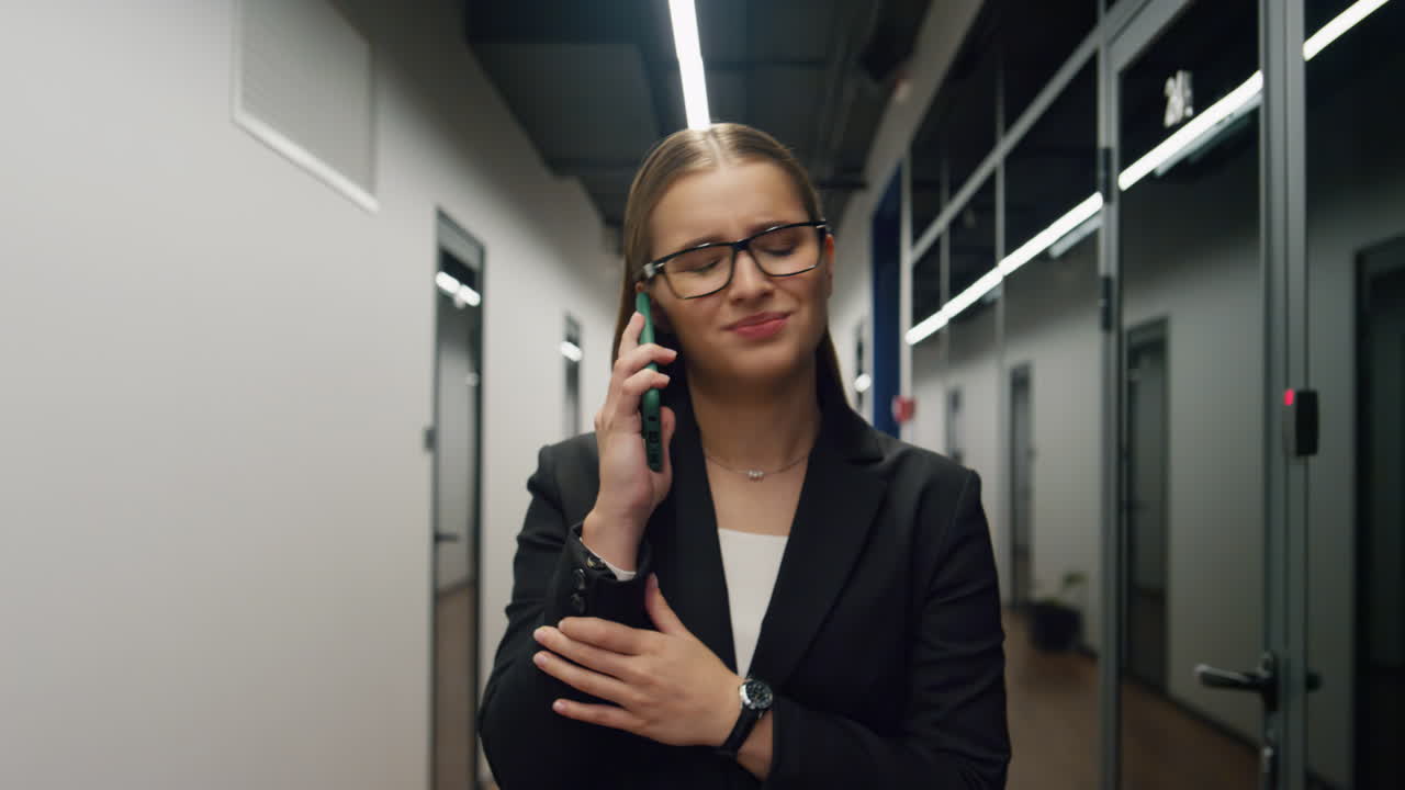 asistente financiero hablando por teléfono con un cliente molesto. el gerente de oficina hace una llamada.