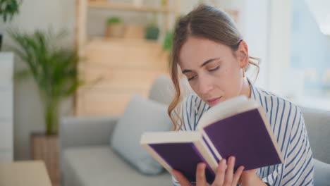 mujer centrada en la lectura de libros