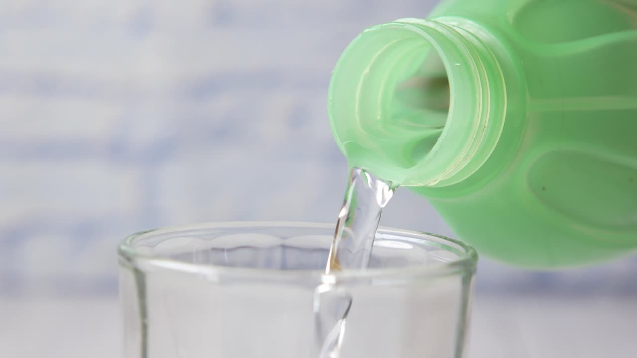 유리잔 에 물 을 부어 넣는 것