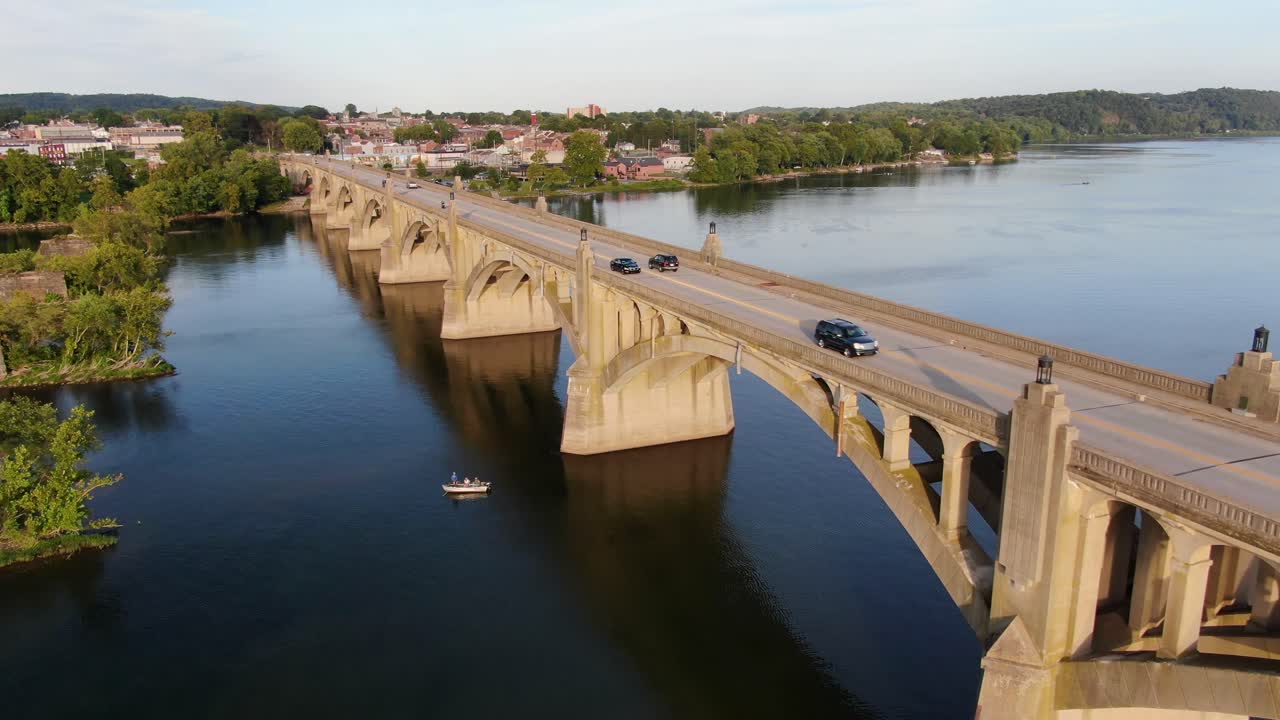Dolly aereo nitido in avanti verso Columbia, Pennsylvania, pescatori sul fiume Susquehanna