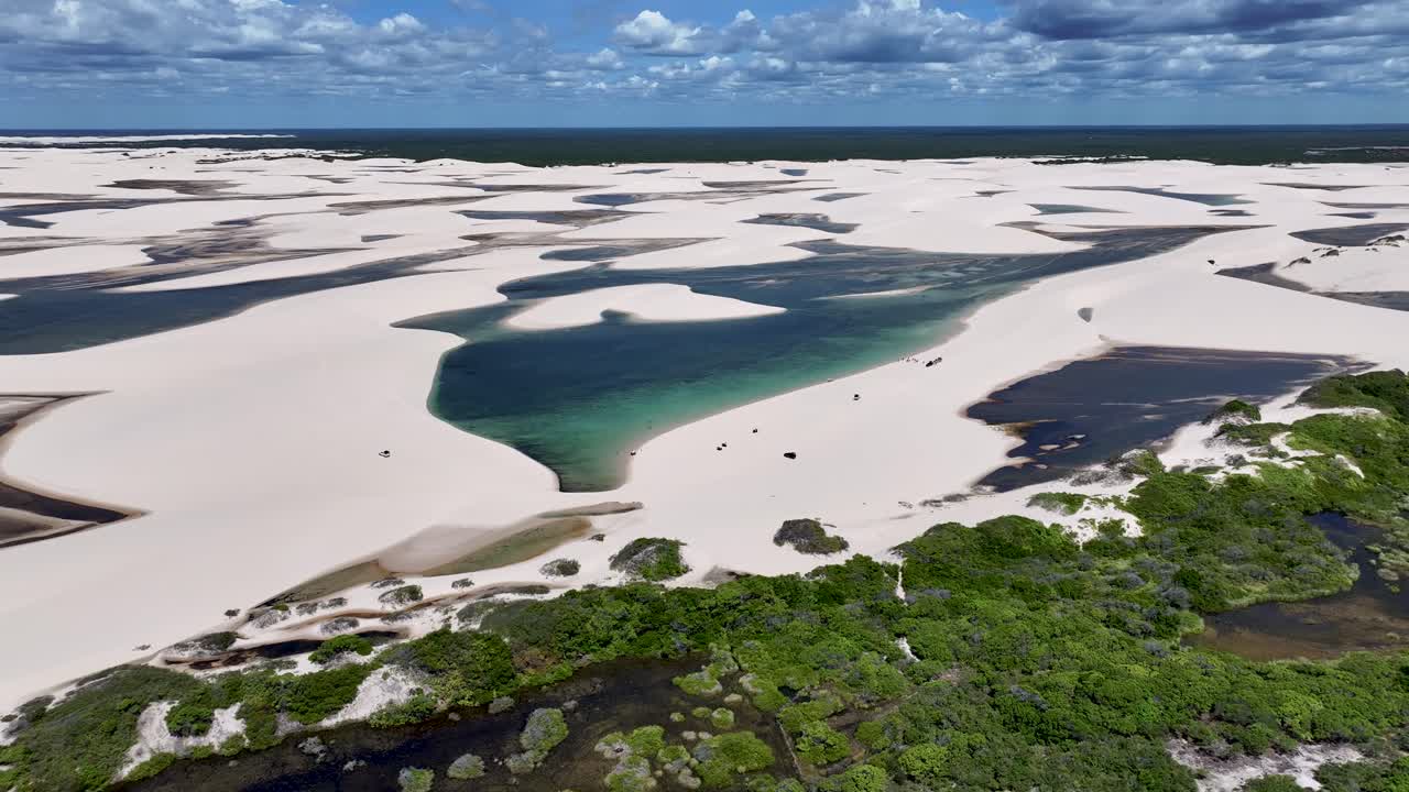 Linia horyzontu Lencois Maranhenses w Santo Amaro w Maranhão w Brazylii. Krajobraz ze słodkowodnymi jeziorami. Góry z wydm piaskowych. Linia horyzontu Lencois Maranhenses w Maranhão. Podróże turystyczne. Scena natury. Tło plażowe