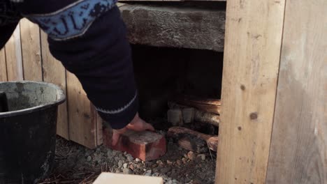 El-Hombre-Está-Limpiando-La-Estufa-Situada-Debajo-Del-Jacuzzi-De-Bricolaje---Primer-Plano