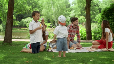 familia pasando tiempo juntos en el parque. padres con niños haciendo picnic