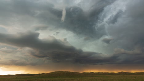 evolución extraña de las tormentas a través de las colinas de nebraska