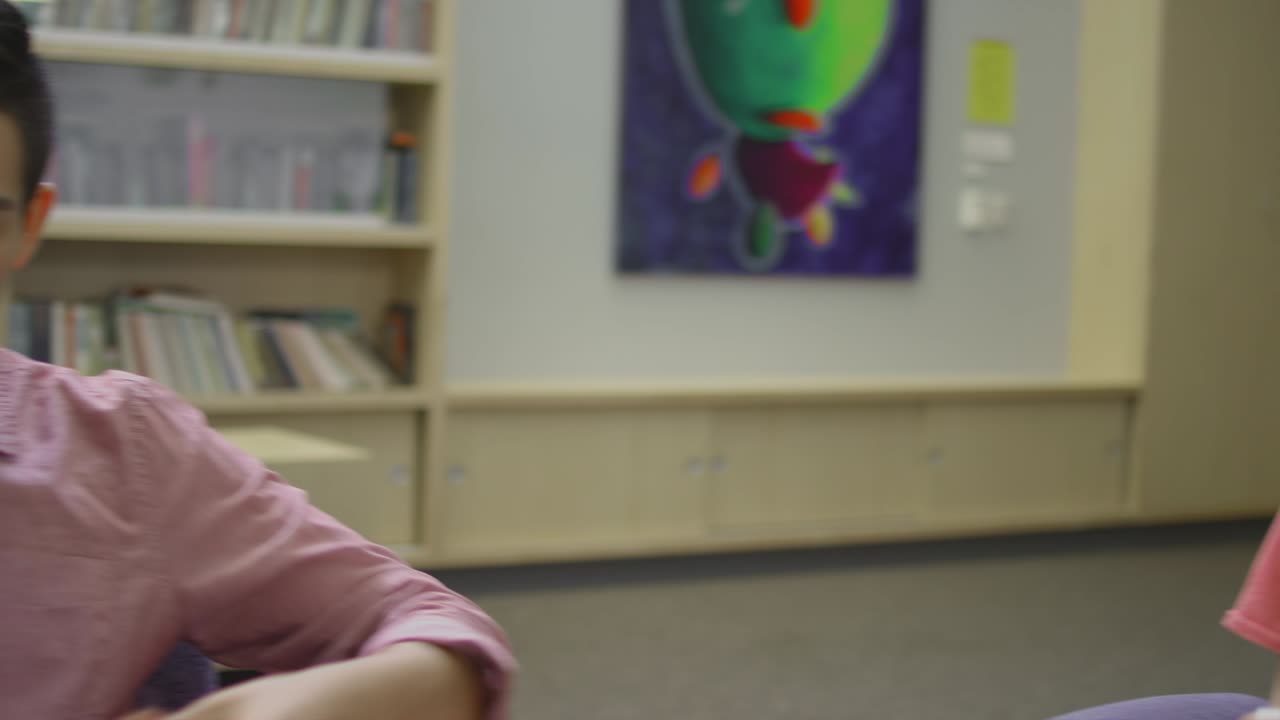 카메라가 회전하면서 학생들이 공부 서클을 둘러싸고 서류를 전달합니다.