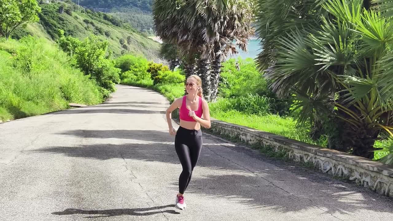 mujer corriendo en una carretera panorámica