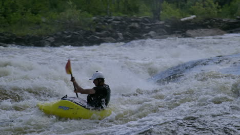 Atleta-De-Verano-De-Kayak-De-Deportes-Extremos