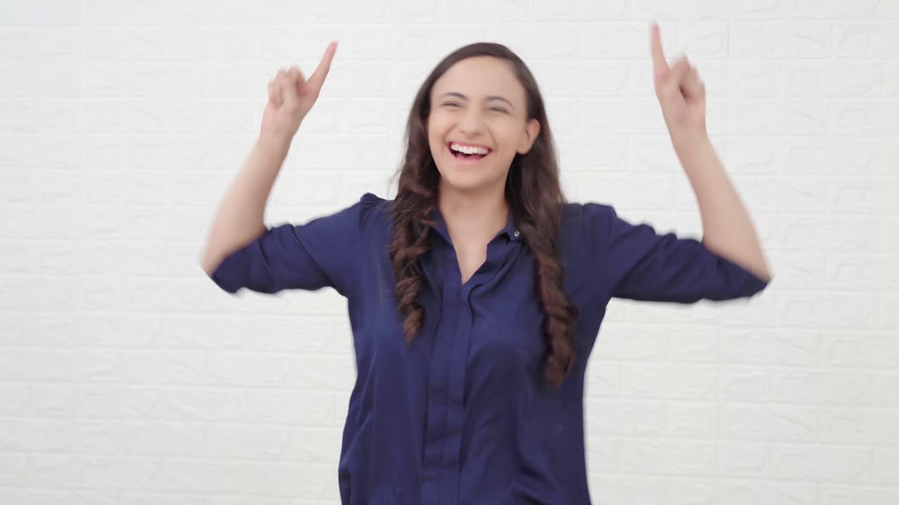 ragazza indiana che balla e applaude