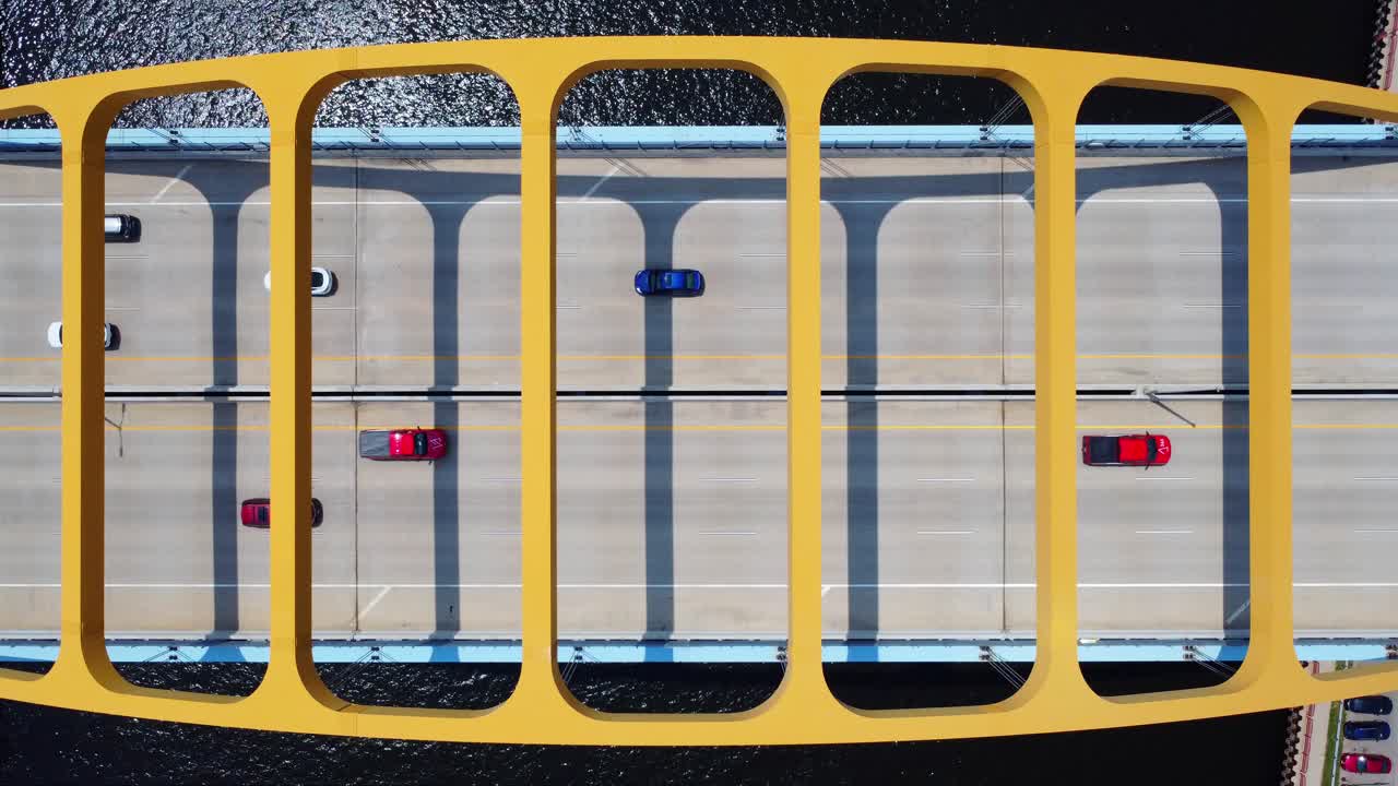 위스콘신 주 밀워키 시내를 연결하는 통근자의 정적 공중 촬영