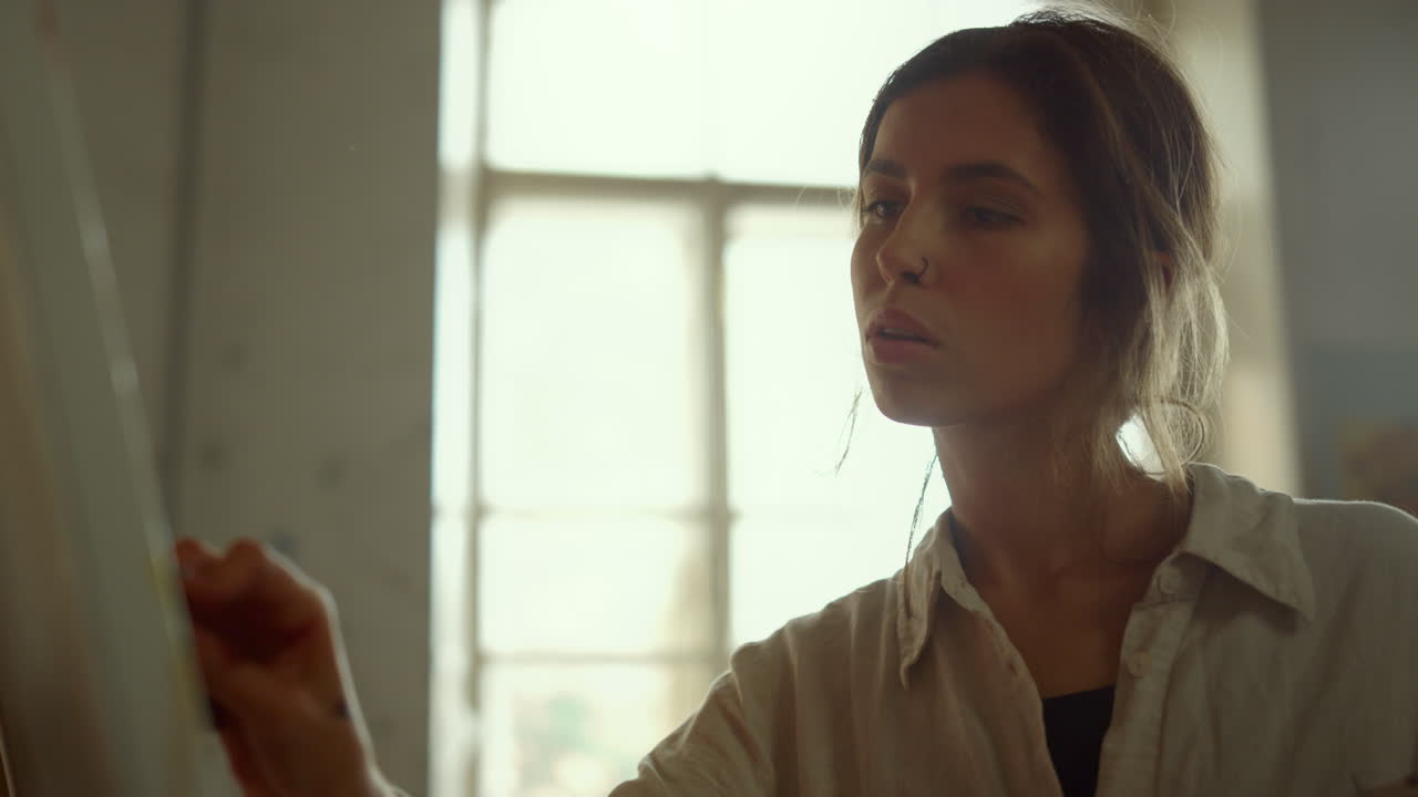 mujer creativa pintando en el estudio