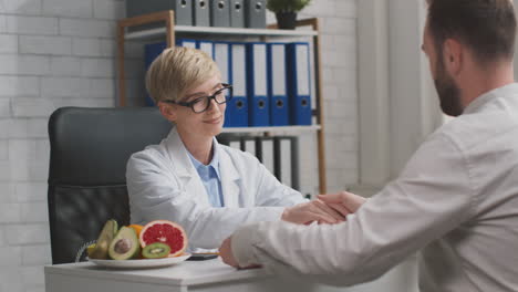 doctor discussing nutrition plan with patient