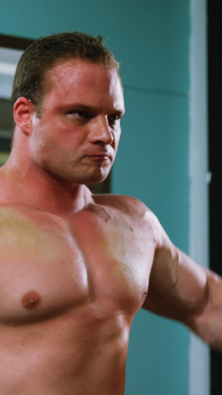 hombre levantando pesas pesadas