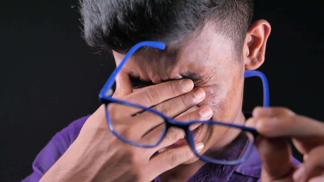 hombre con dolor de cabeza y fatiga ocular