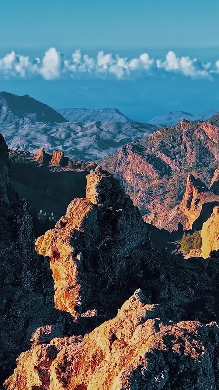 Esplorando il paesaggio roccioso di Gran Canaria in Spagna dall'alto