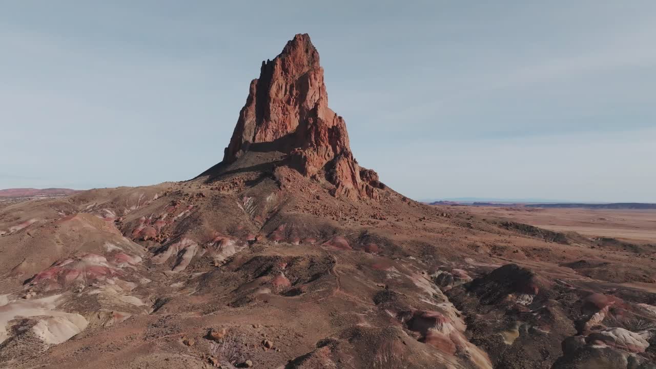 Filmato aereo di Agathla Peak, chiamato localmente El Capitan, nel nord dell'Arizona. Rotazione cinematografica e movimento di allontanamento che rivela la formazione rocciosa vulcanica e il paesaggio desertico vicino a Monument Valley